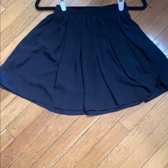 Brandy Melville one size‎ navy pleated skirt - Picture 5 of 8